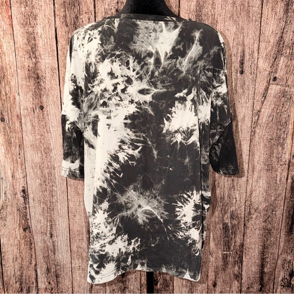 SHEIN Black and White Motorcycle Graphic Tee - Picture 4 of 8